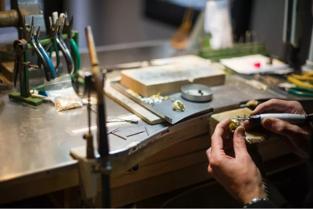 taller de artesano creando joyas hechas a mano